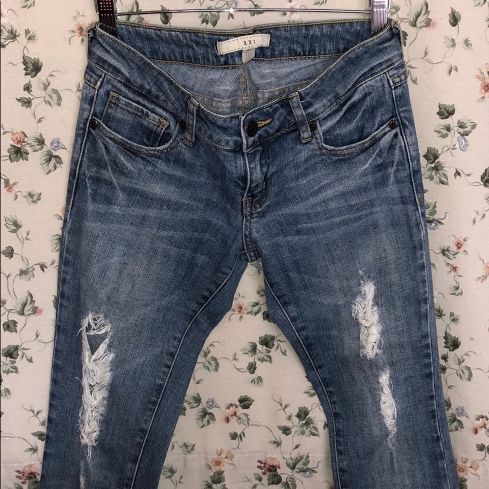🌸Forever 21 distress jeans🌸